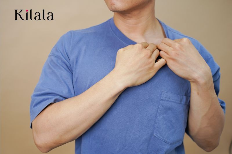 dùng ngón tay ấn vào xương quai xanh